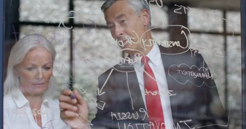 4K Business executives drawing chart on glass screen in brainstorming meeting Stock Footage 101433112