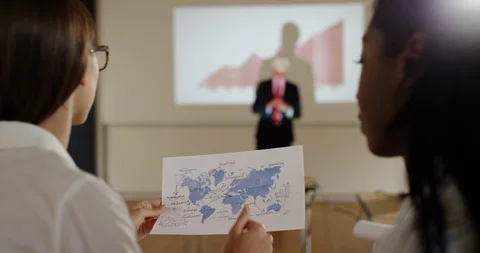 4K Businesswoman looking at map &amp; asking question to the speaker in a seminar Stock Footage 101356495