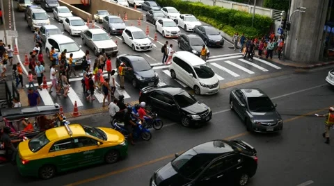 4k busy city traffic intersection pedestrians rush hour center crowd time lapse Video stock 63950484