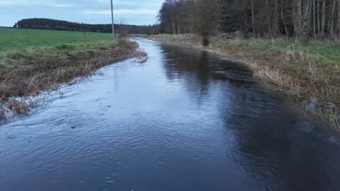 4K Calm River Channel With Tree Reflections Vidéo 333926825