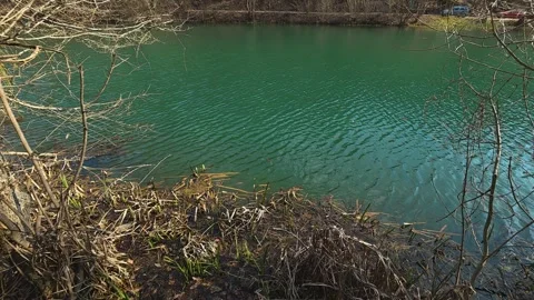 4K Calm Turquoise River - Static Emerald Water Surface Nature Background Vidéo 332374253