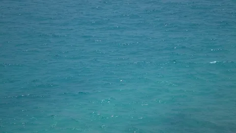 4K calm water surface of turquoise sea with sun flecks. Vídeos de archivo 75895376