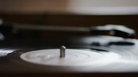 4K Camera moves from record to needle as it spins on a record player Vidéo 64142509
