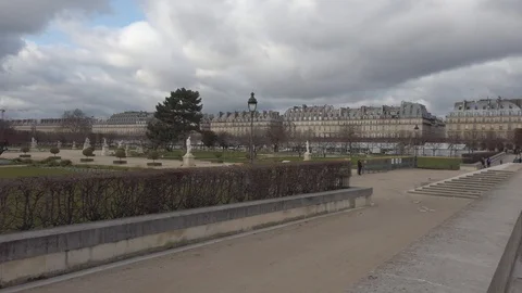 4K Camera Pan Jardin des Tuileries Paris 動画素材 127695929