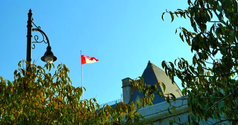 4K Canada Flag on Chateau Style Hotel Roof, Empress Hotel, Victoria BC Video stock 49038830