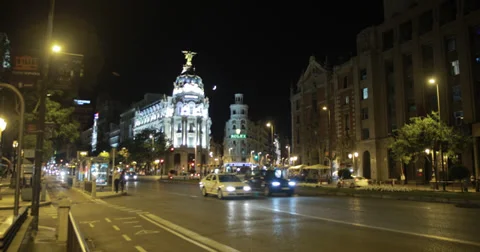 4K - Cars driving past the Edificio Metropolis at night, Madrid, Spain Vidéo 39891762