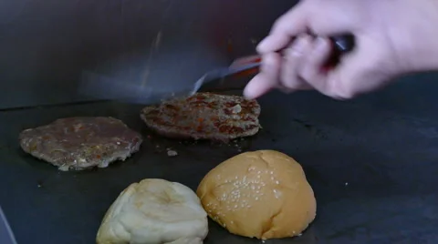 4K chef hand Cook melts burger. 스톡 동영상 65508236