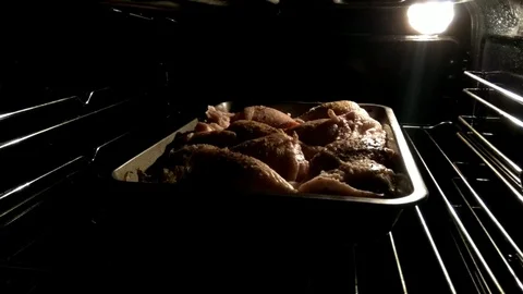 4K chicken legs in the oven Video stock 99328448