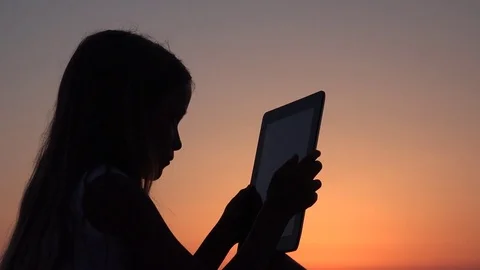 4K Child Playing Tablet in Sunset, Girl Silhouette, Children in Summer Sun Rays 스톡 동영상 71569520