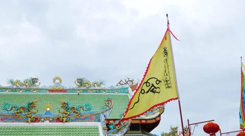 4K Chinese writing on flag by wind in phuket Vegetarian Festival 2016 库存影片 68089921