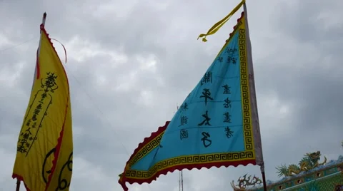 4K Chinese writing on flag by wind in phuket Vegetarian Festival 2016 Vidéo 68090441