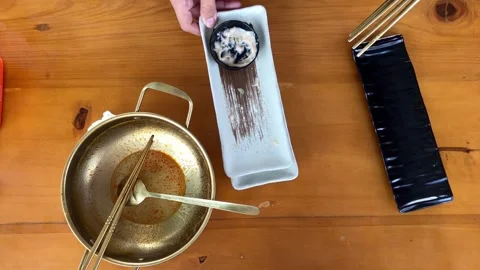 4K Cinematic Close-Up: Woman’s Hands Tidying Up Plates and Cutlery After Eating Vidéo 338278896