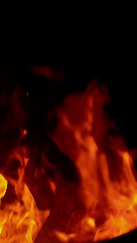 4K Cinematic Medium Shot of Bonfire with Glowing Embers and Flames at Night Stockbeeldmateriaal 333430545