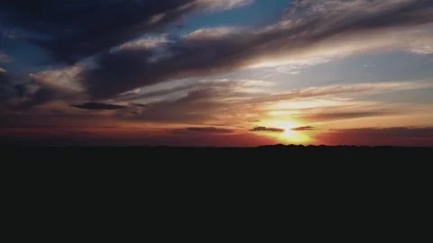 4K Cinematic Nature B-Roll: Epic Sunsets, Barren Mountains &amp;amp; Green Peaks Vidéo 336867253