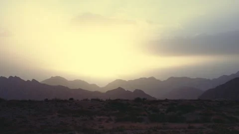 4K Cinematic Nature B-Roll: Epic Sunsets, Barren Mountains &amp;amp; Green Peaks 库存影片 336867358
