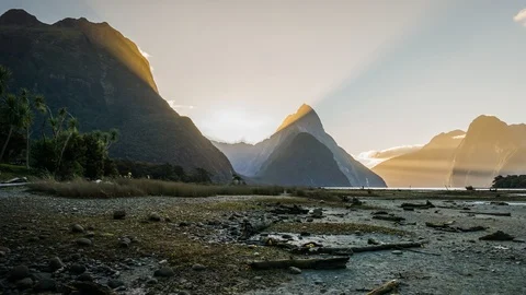 4K Cinematic Panning Left to Right Time Lapse Footage of Milford Sound Vidéo 104012145