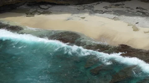 4K cinematic slow motion of ocean waves and birds at Broken Beach lagoon 스톡 동영상 337087586