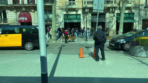 4K City walking in Barcelona 스톡 동영상 335874590