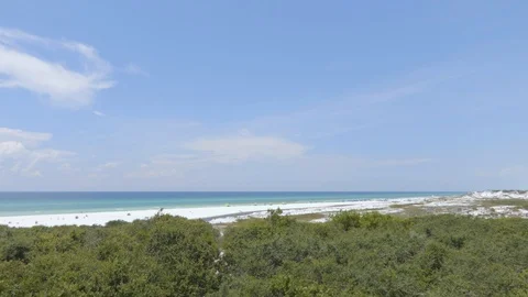4K Clear Sky and White Sandy Beach Beyond Dune Grass Vidéo 123086989