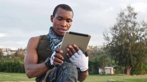 4K clip Close up of boy sitting on the ramp using ipod and texting. Vídeo Stock 110888587