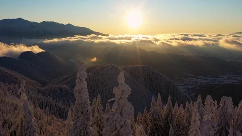 4k clip with sunset over a mountain landscape in winter. 스톡 동영상 122109085