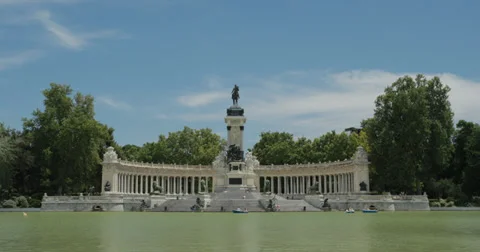 4K Close up of the Boating Lake And Monument at Parque Retiro Madrid, Spain 库存影片 39946077