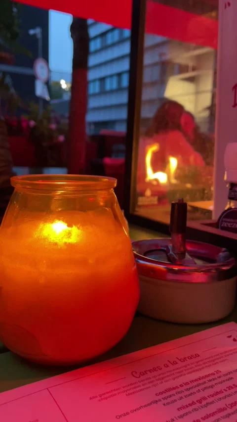 4K, close-up of a candle shining on the table in a cozy restaurant 스톡 동영상 253425372