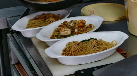 4K close up, Chef preparing spagetti seafood in a dish Video stock 65508692