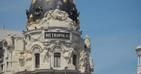 4K Close Up Of The Edificio Metropolis (Metropolis Building), Madrid, Spain Stock Footage 39963013