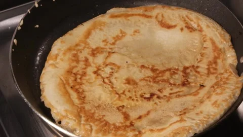 4K Close Up Flipping Pancake in Pan 스톡 동영상 332508544