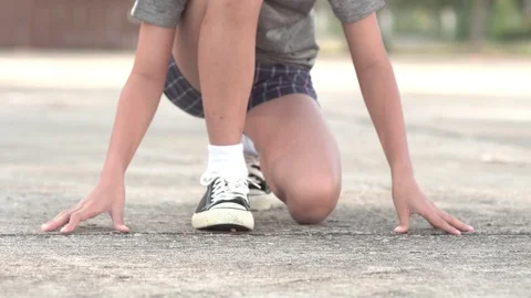 4k Close up front view at hand of young asian boy prepare for runing Vídeos de archivo 122101575