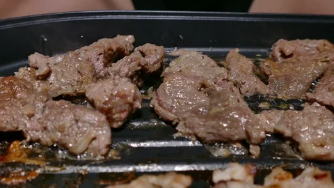 4K Close up grilled beef home make shabu-shabu on grill Vidéo 94099983