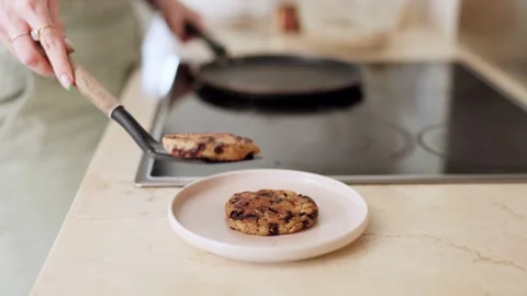 4K Close-up Hand Using Spatula Serve Fresh Chocolate Chip Pancakes Video stock 330479469