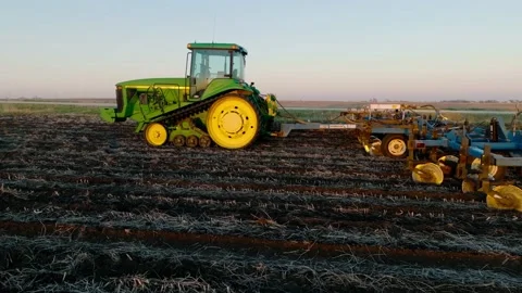 4K Close Up John Deere 8440 Track Tractor With Tiller In Field Sunset Close Up Vidéo 238419667