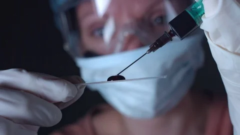 4K Close-Up Lab Scientist Examining Blood Test Vídeo Stock 73054283