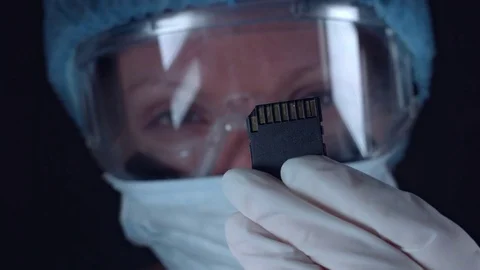 4K Close-Up Lab Scientist with a Microchip Vídeos de archivo 73049791
