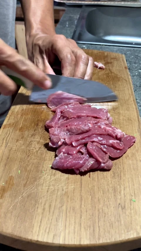 4K Close Up Of A Man's Hand Cutting Meat On The Wooden Board With Knife Stockbeeldmateriaal 337226242