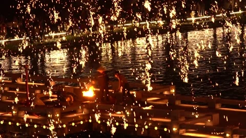 4K close-up real shot video of molten iron fireworks performance Vídeos de archivo 334909069