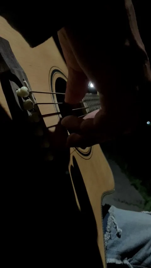 4K Close Up Of Right Man's Hand  Playing Guitar Stockbeeldmateriaal 337223561