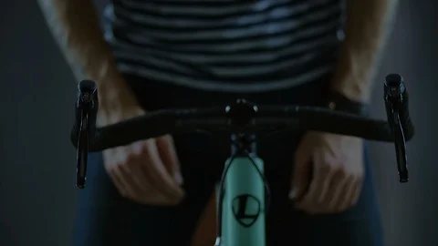 4K The close up shot of the bicycle handle bar. The cyclist put his hands on it 库存影片 103058671