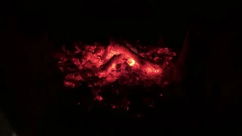 4k Close up shot of dying fire in the fireplace, warm, relaxing. Vídeo Stock 147989609