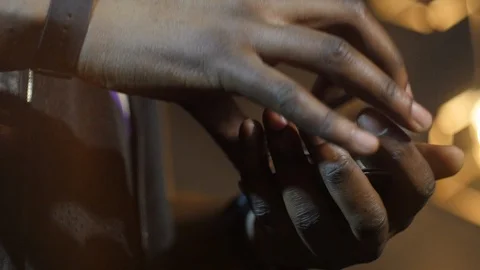 4k Close up shot of the fingers work during cards shuffling Vidéo 99872171