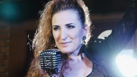 4k Close up shot of a singer during the performance in club Vidéo 94422440