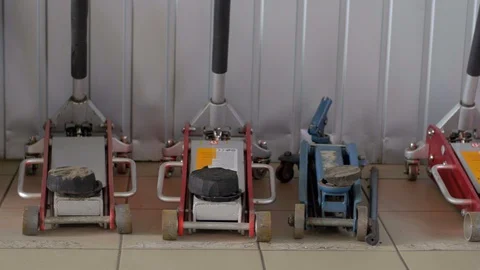 4K Close up shots of axle jacks in the car service Vidéo 96543396