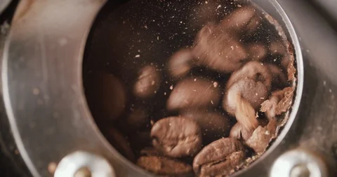 4K, close up slow motion mixing roasted coffee beans in roaster machine Vídeos de archivo 88744083