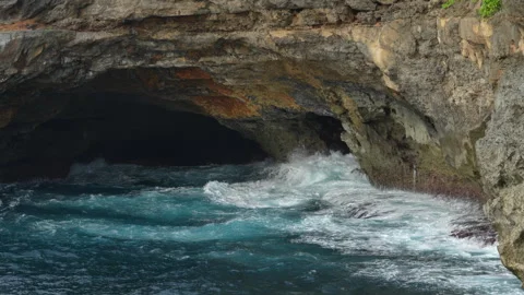 4K close up slow motion of powerful ocean wave crashing against rock 스톡 동영상 337088481