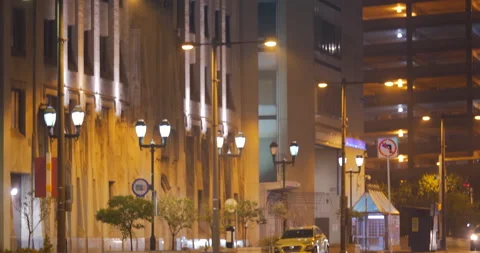 4K CLOSE UP OF TRAFFIC LIGHT TILT TO STREET AT NIGHT Video stock 131125302