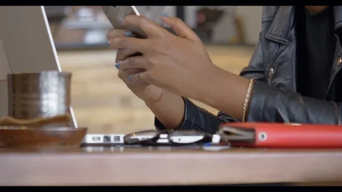 4K  close up view of hands paying coffee bill in a coffee shop. Stockbeeldmateriaal 111338161