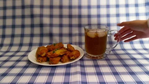 4k Close up view. Picking up cola beer glass drink beverage with ice cubes .. Vídeo Stock 318133709