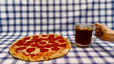 4K close up view picking up cola beverage drink in glass cup with fresh cri.. 動画素材 318251499